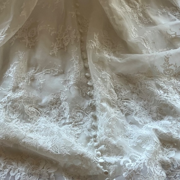 Lace wedding dress with medium train. - Picture 9 of 16